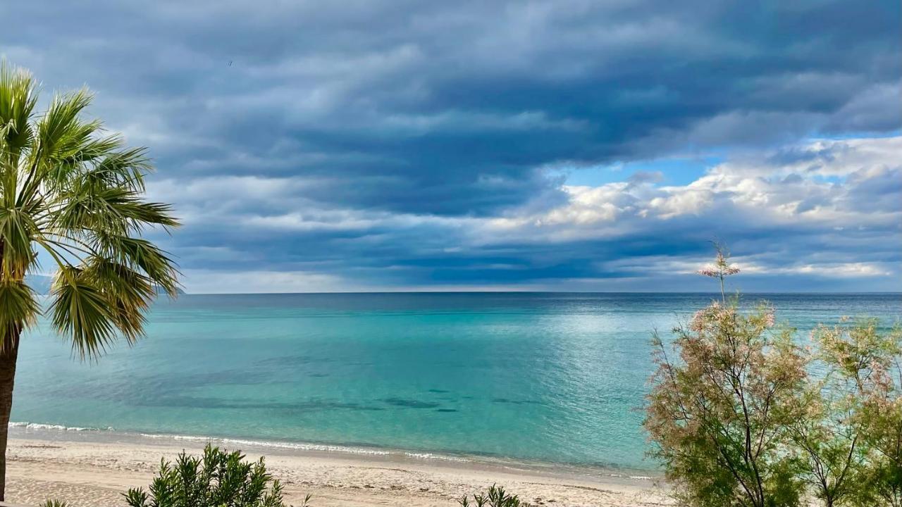 Villa By The Beach Sant'Andrea  エクステリア 写真